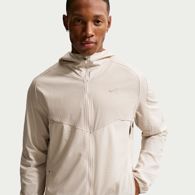 Nike Stride Plus Men's Repel Running Jacket. Nike LU